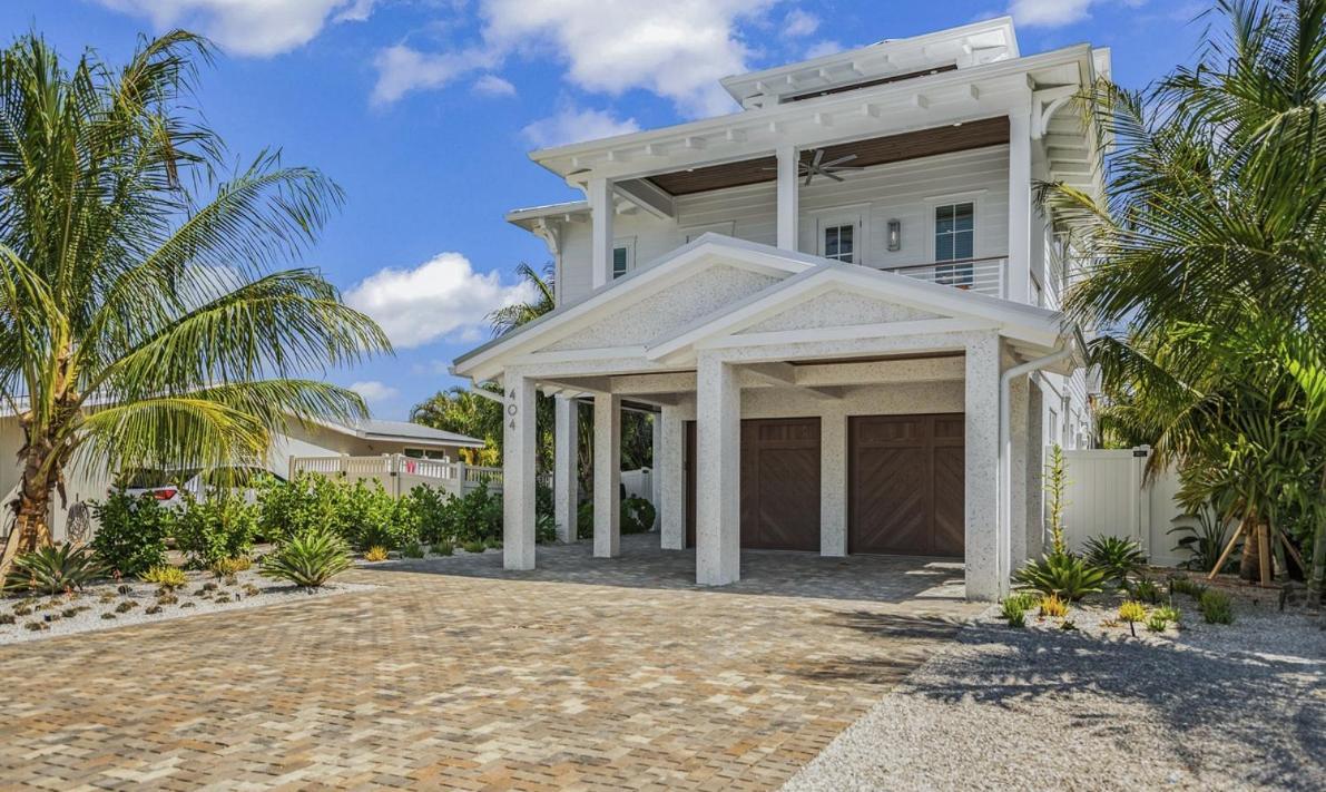 Holiday home From Dusk 'til Dune, Gorgeous 5 Beds, 5,5 Baths On The Canal And Steps Away From The Beach! *