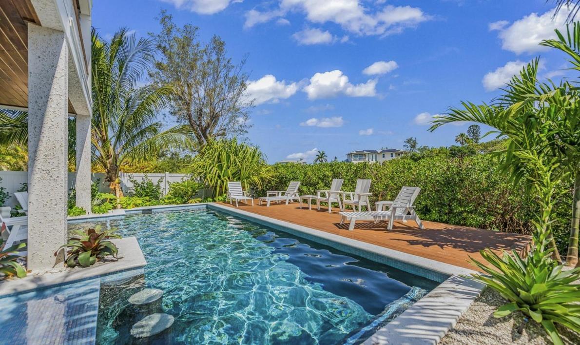 Holiday home From Dusk 'til Dune, Gorgeous 5 Beds, 5,5 Baths On The Canal And Steps Away From The Beach! Anna Maria