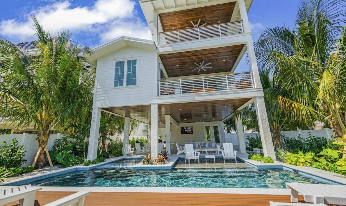 Holiday home From Dusk 'til Dune, Gorgeous 5 Beds, 5,5 Baths On The Canal And Steps Away From The Beach!
