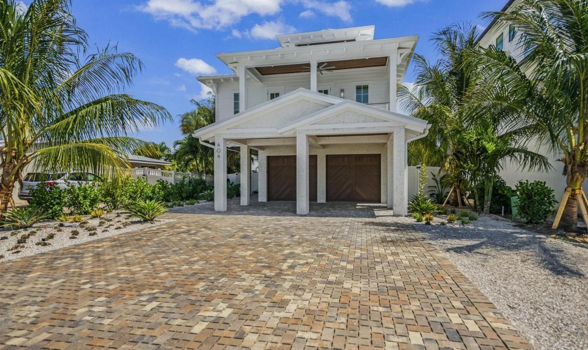From Dusk 'til Dune, Gorgeous 5 Beds, 5,5 Baths On The Canal And Steps Away From The Beach! Holiday home *