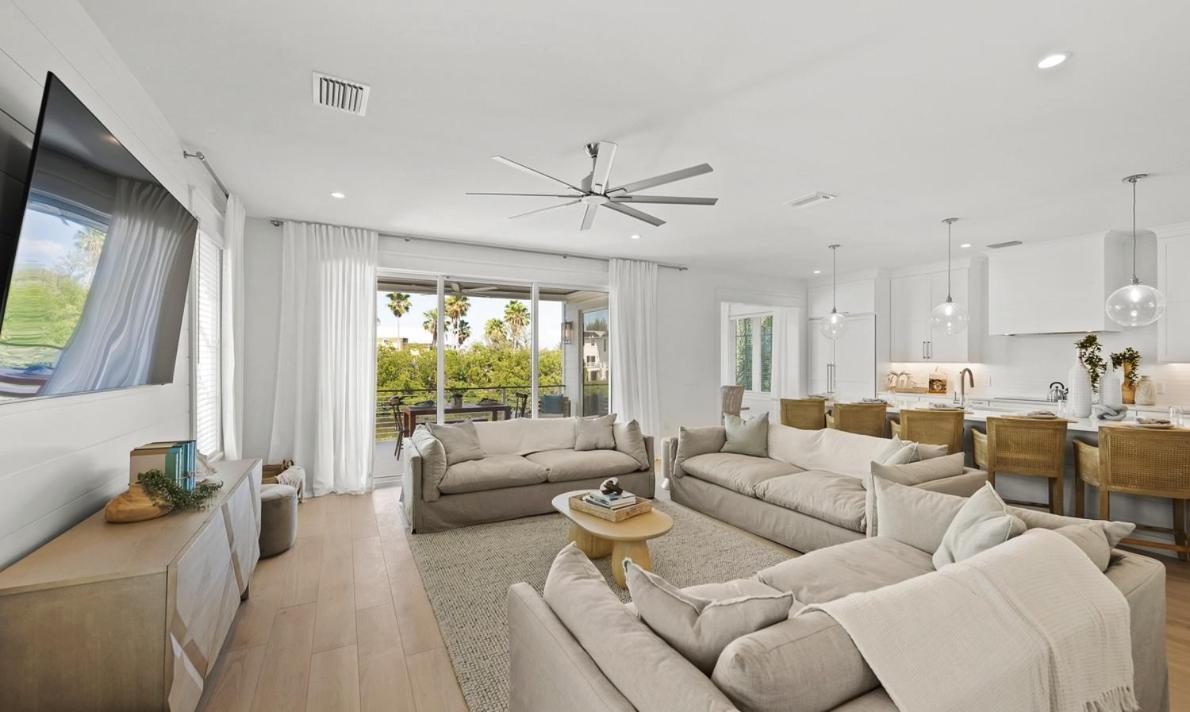 From Dusk 'til Dune, Gorgeous 5 Beds, 5,5 Baths On The Canal And Steps Away From The Beach! Holiday home Anna Maria