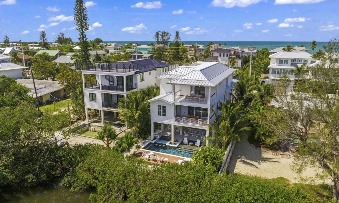 Holiday home From Dusk 'til Dune, Gorgeous 5 Beds, 5,5 Baths On The Canal And Steps Away From The Beach! Anna Maria