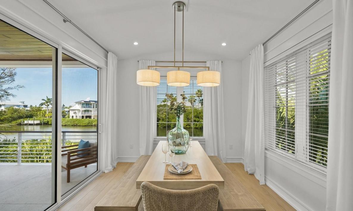 From Dusk 'til Dune, Gorgeous 5 Beds, 5,5 Baths On The Canal And Steps Away From The Beach! Holiday home