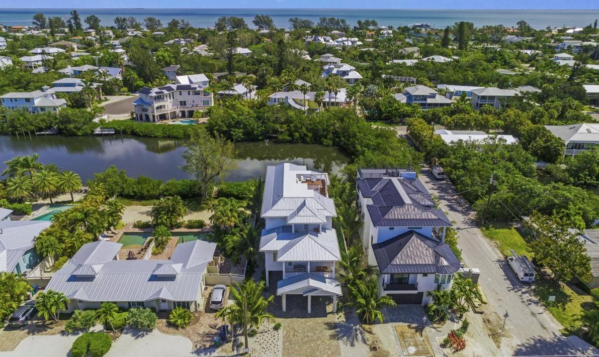 Holiday home From Dusk 'til Dune, Gorgeous 5 Beds, 5,5 Baths On The Canal And Steps Away From The Beach!