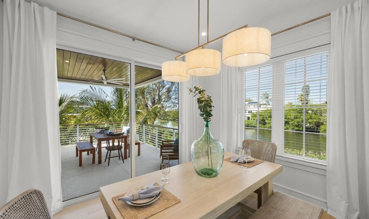 From Dusk 'til Dune, Gorgeous 5 Beds, 5,5 Baths On The Canal And Steps Away From The Beach! Holiday home *