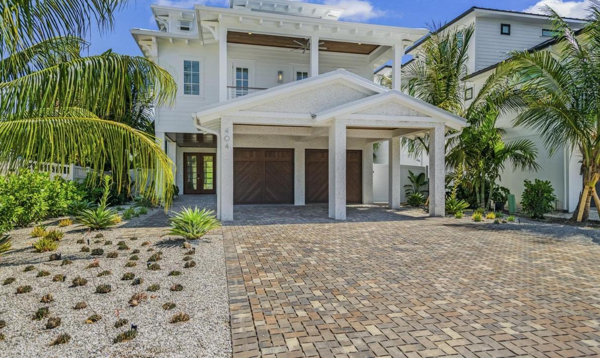 From Dusk 'til Dune, Gorgeous 5 Beds, 5,5 Baths On The Canal And Steps Away From The Beach! Holiday home Anna Maria
