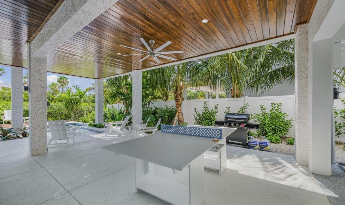 Holiday home From Dusk 'til Dune, Gorgeous 5 Beds, 5,5 Baths On The Canal And Steps Away From The Beach! Anna Maria