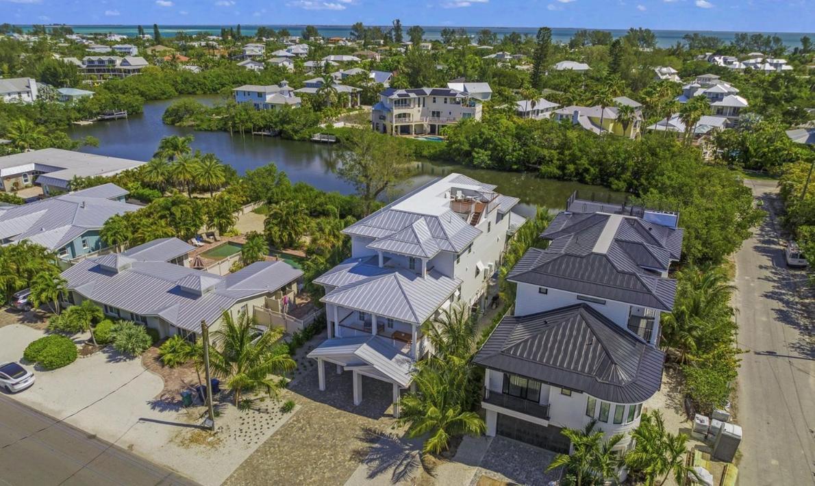 Holiday home From Dusk 'til Dune, Gorgeous 5 Beds, 5,5 Baths On The Canal And Steps Away From The Beach! *