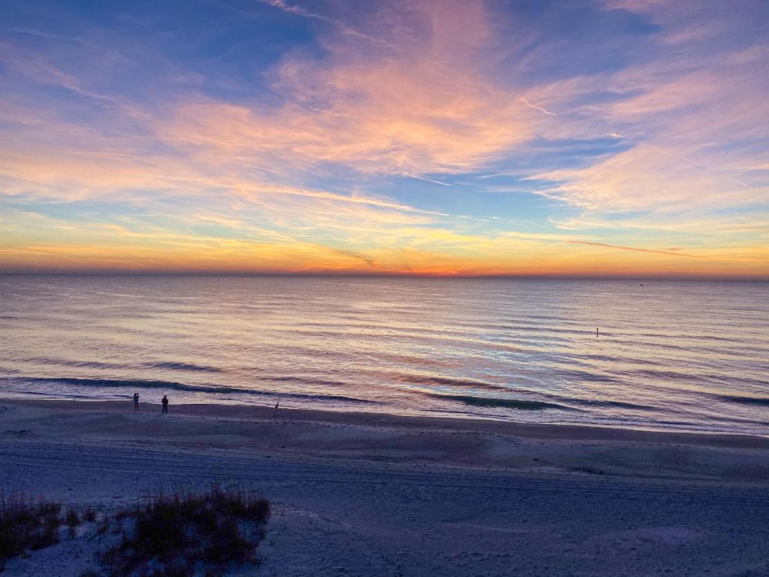 From Dusk 'til Dune, Gorgeous 5 Beds, 5,5 Baths On The Canal And Steps Away From The Beach! Holiday home *
