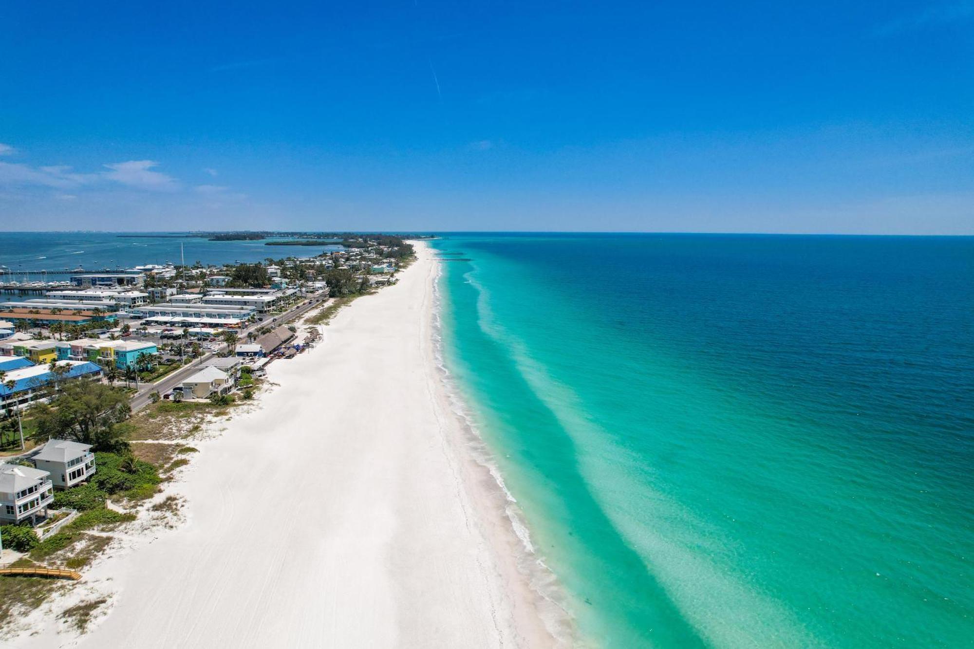 Holiday home From Dusk 'til Dune, Gorgeous 5 Beds, 5,5 Baths On The Canal And Steps Away From The Beach! Anna Maria