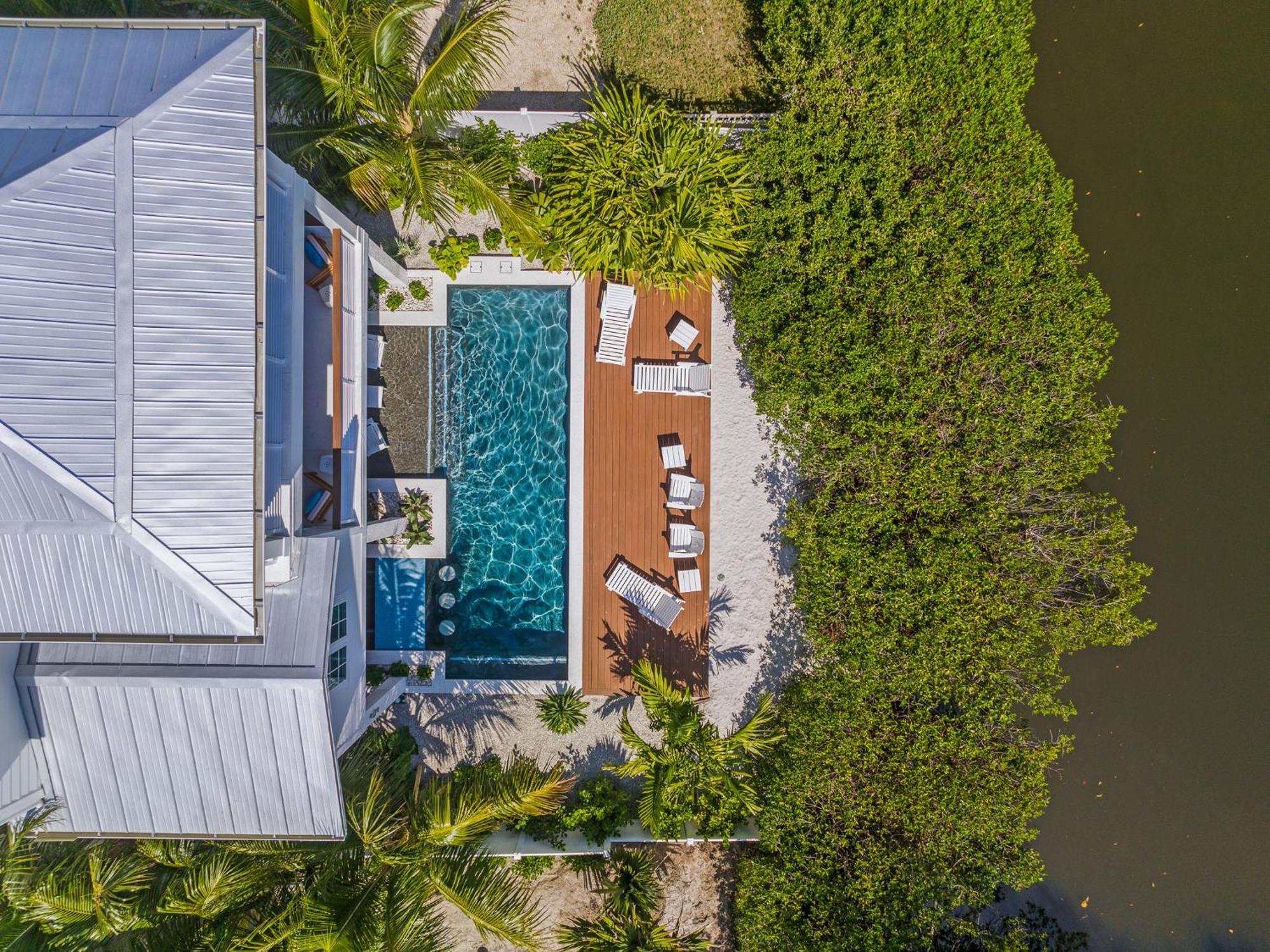 Holiday home From Dusk 'til Dune, Gorgeous 5 Beds, 5,5 Baths On The Canal And Steps Away From The Beach! Anna Maria