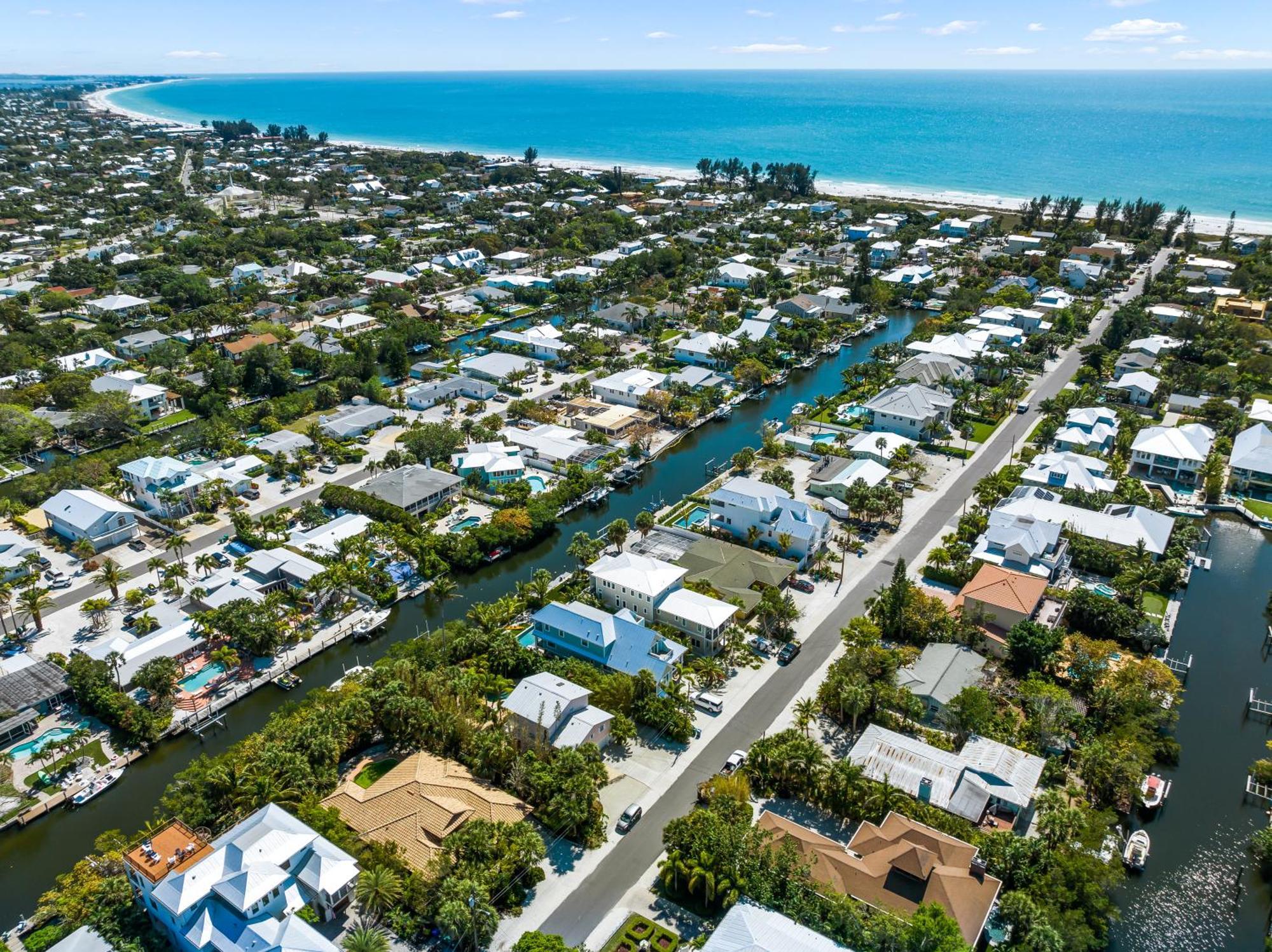 Holiday home Acqualuxe - Exquisite 2022 Lux Canal W Outdoor Oasis Pool Dock Sup Kayaks Fire Pit