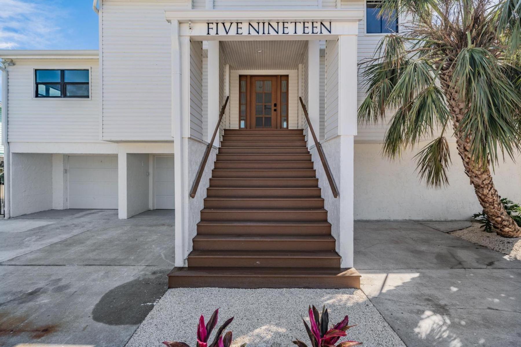 Holiday home 519 Loquat Drive
