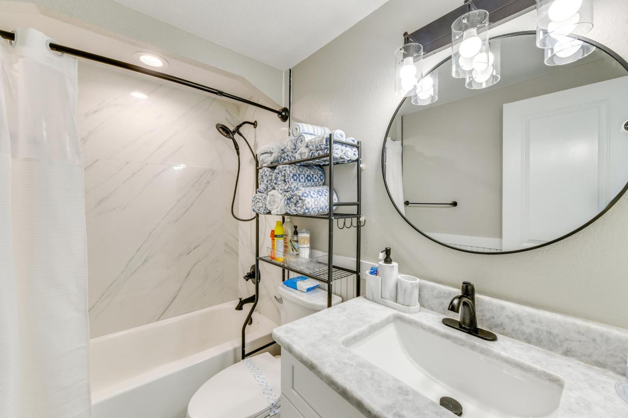 Fish, Swim And Unwind Apartment