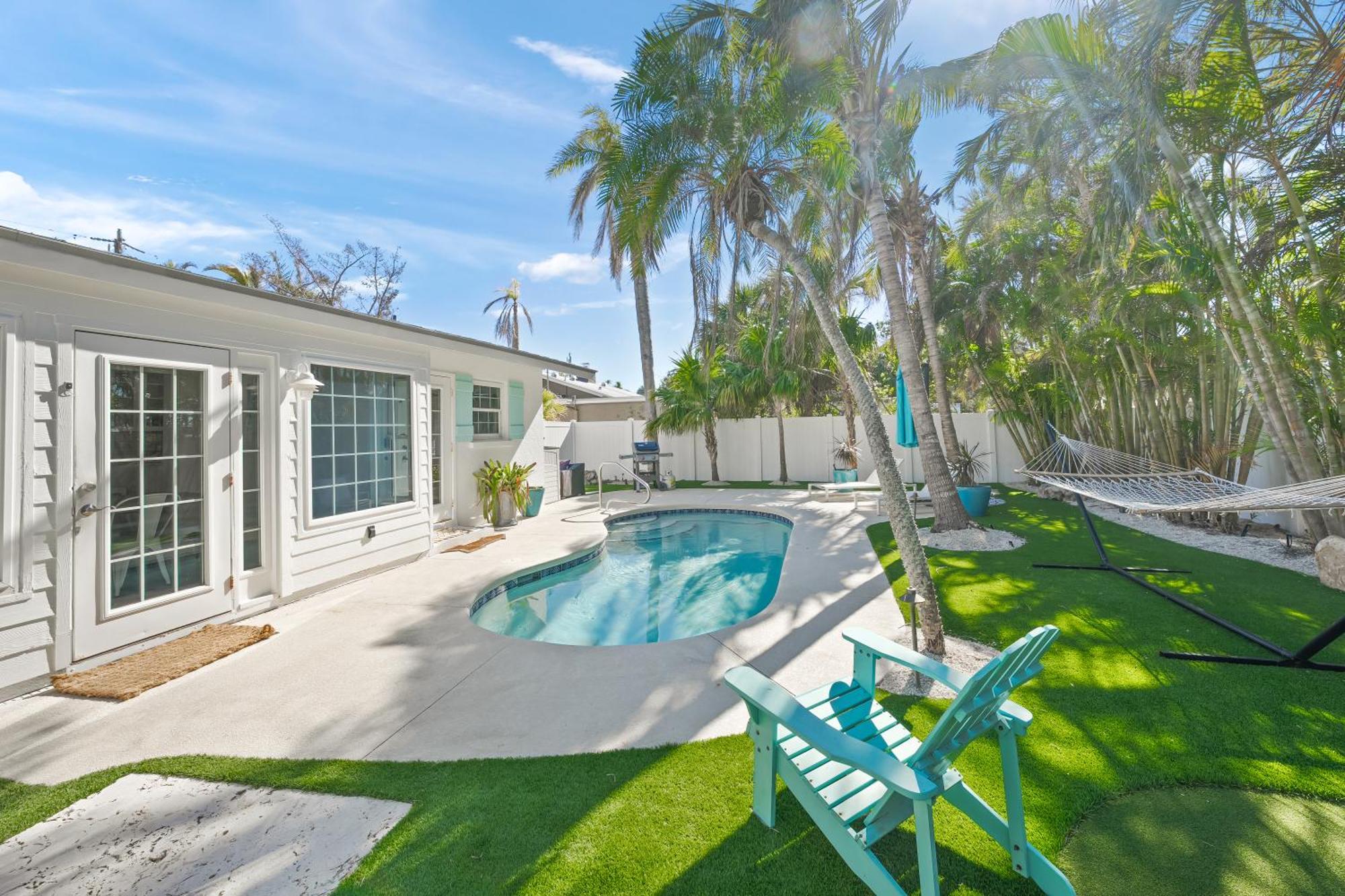 A Wave From It - New Luxury Renovated Heated Pool Hammock Walk To * Anna Maria