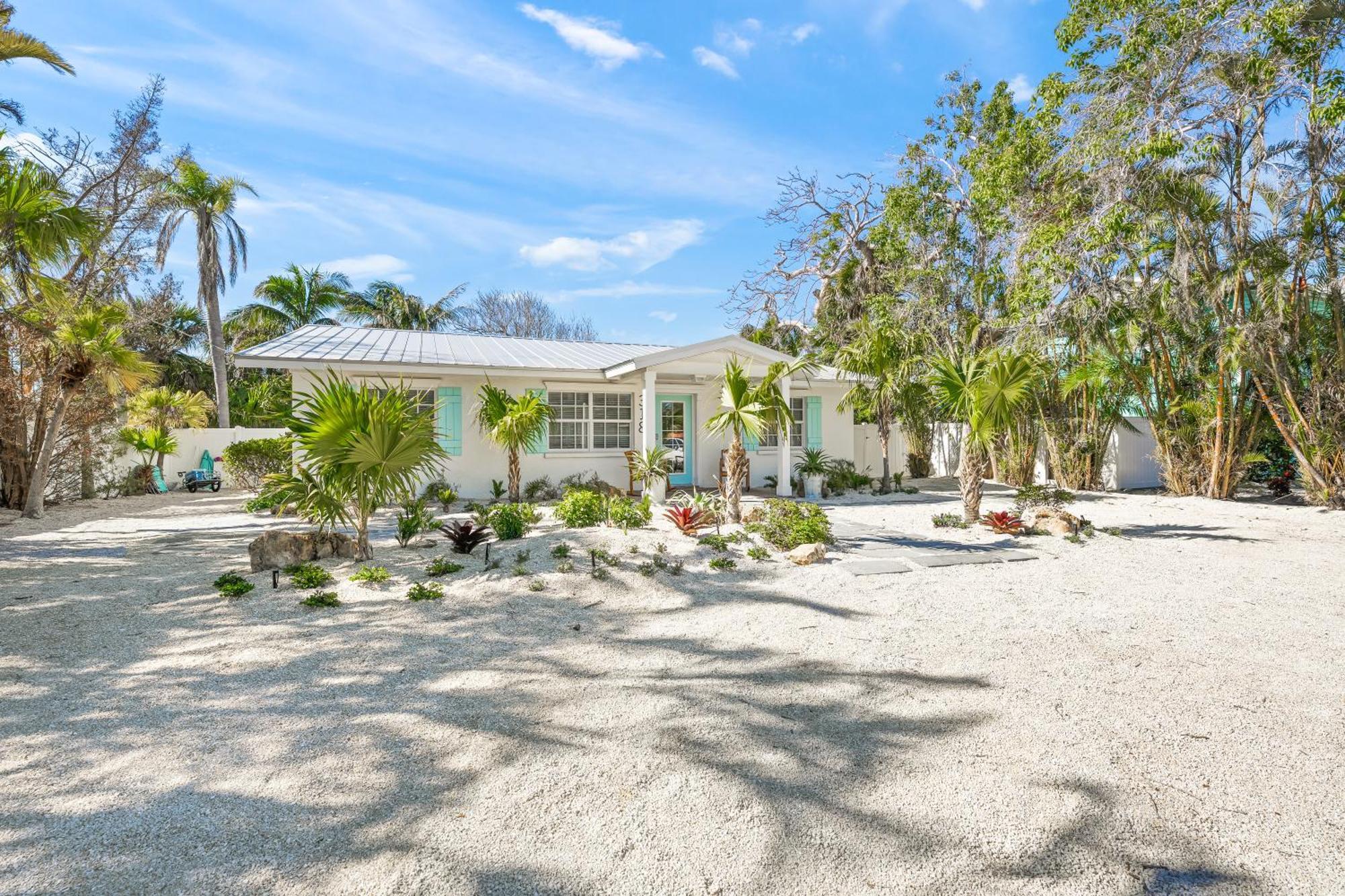 A Wave From It - New Luxury Renovated Heated Pool Hammock Walk To