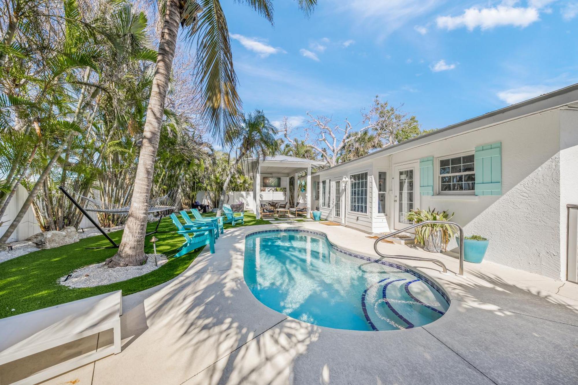 A Wave From It - New Luxury Renovated Heated Pool Hammock Walk To