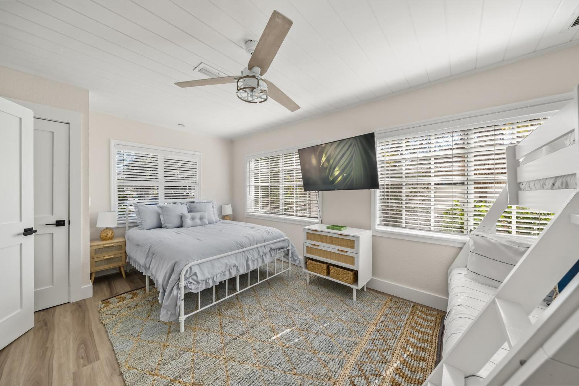 A Wave From It - New Luxury Renovated Heated Pool Hammock Walk To Holiday home Anna Maria