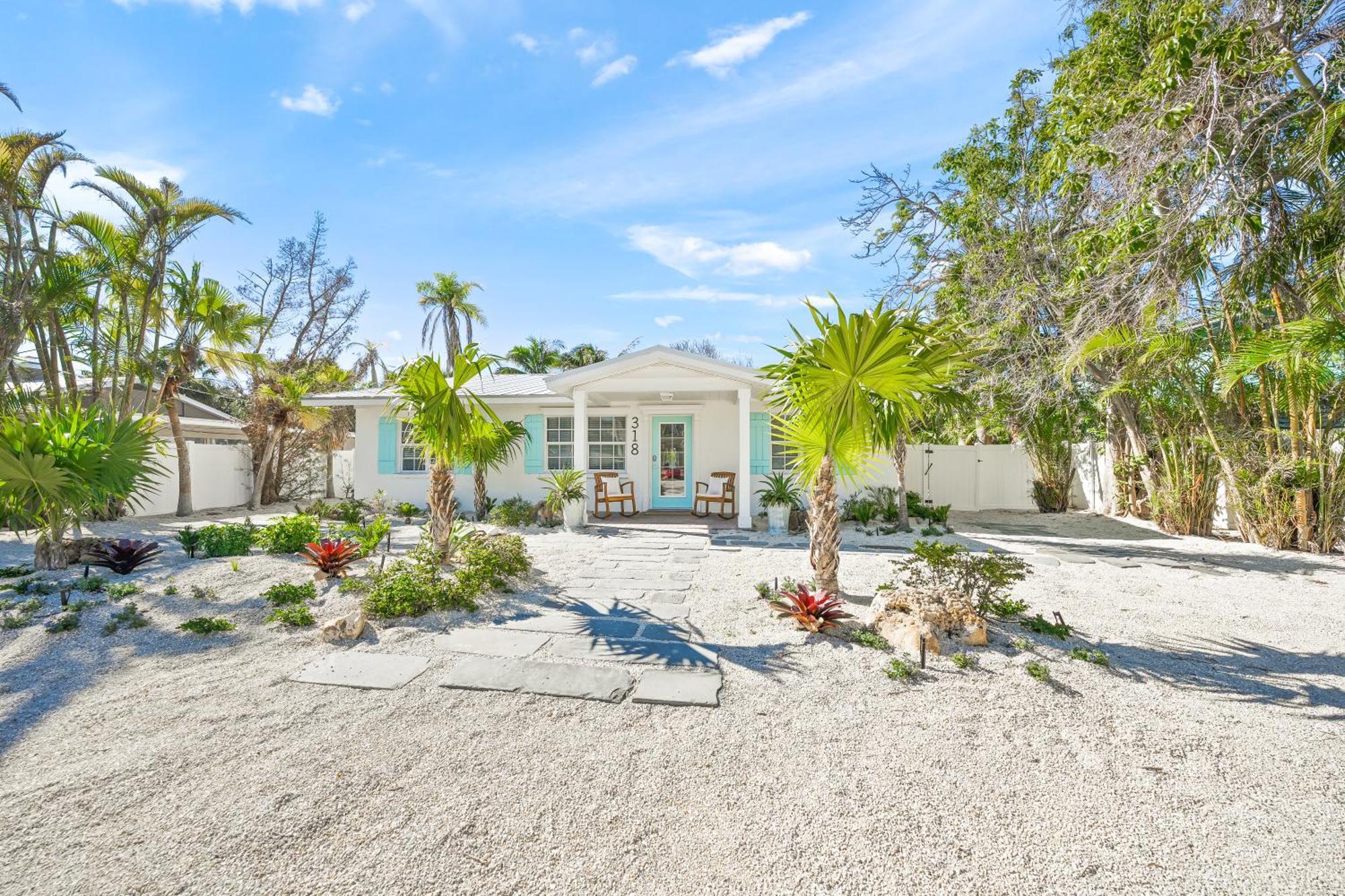 A Wave From It - New Luxury Renovated Heated Pool Hammock Walk To Anna Maria