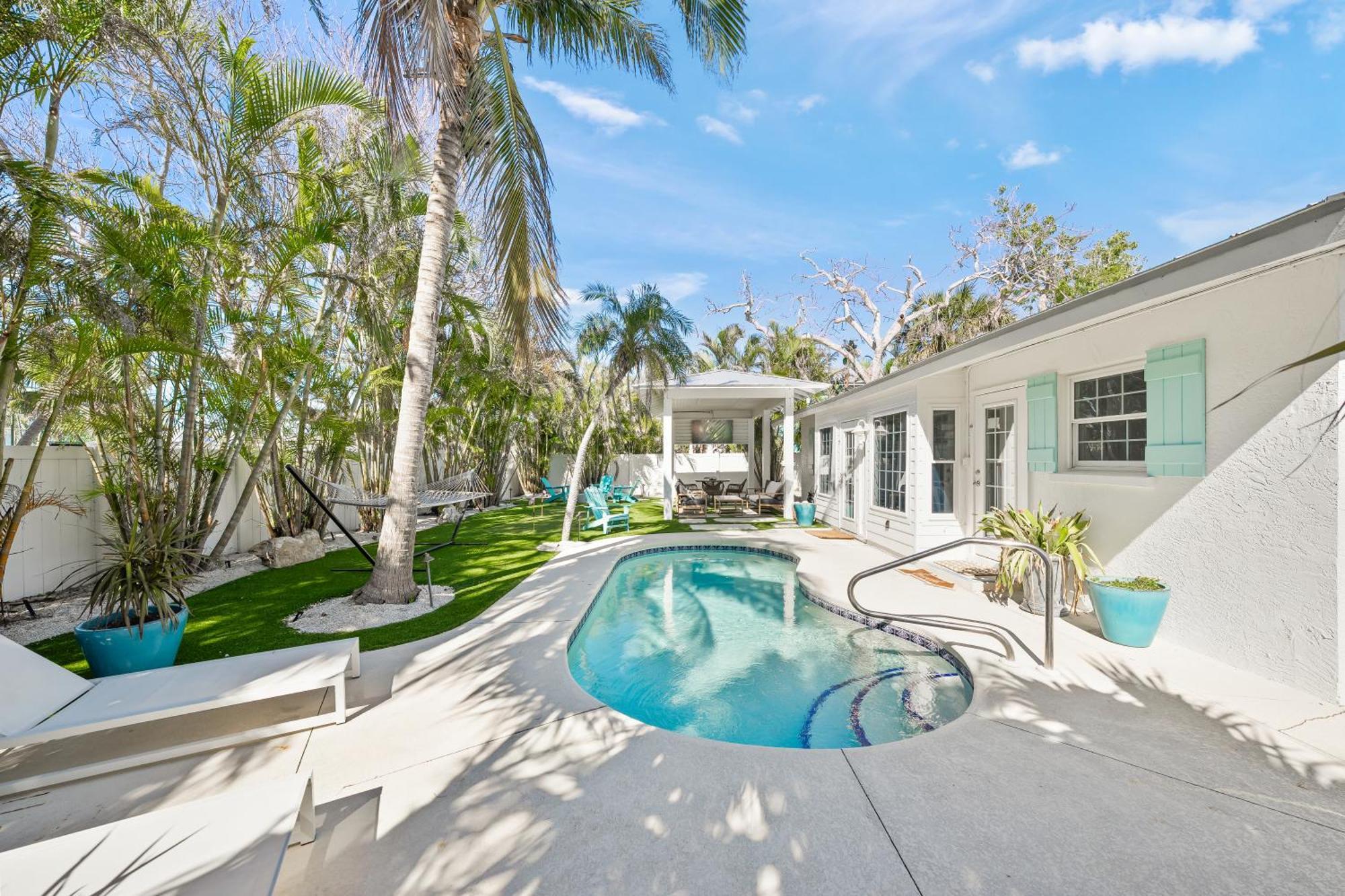 A Wave From It - New Luxury Renovated Heated Pool Hammock Walk To Holiday home Anna Maria