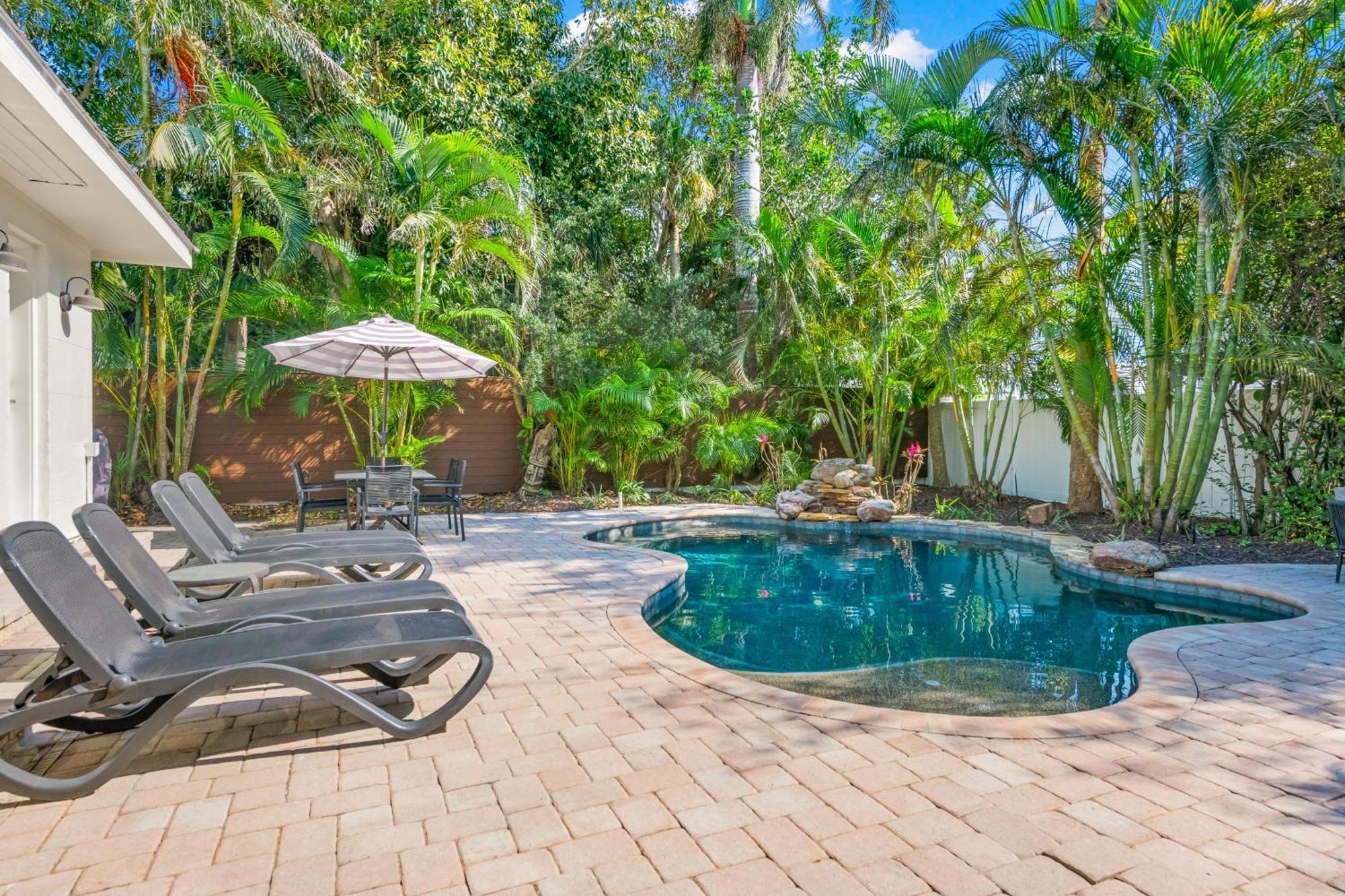 Holiday home Sandy Pants - Designer Chic Steps To Backyard Oasis W Heated Pool