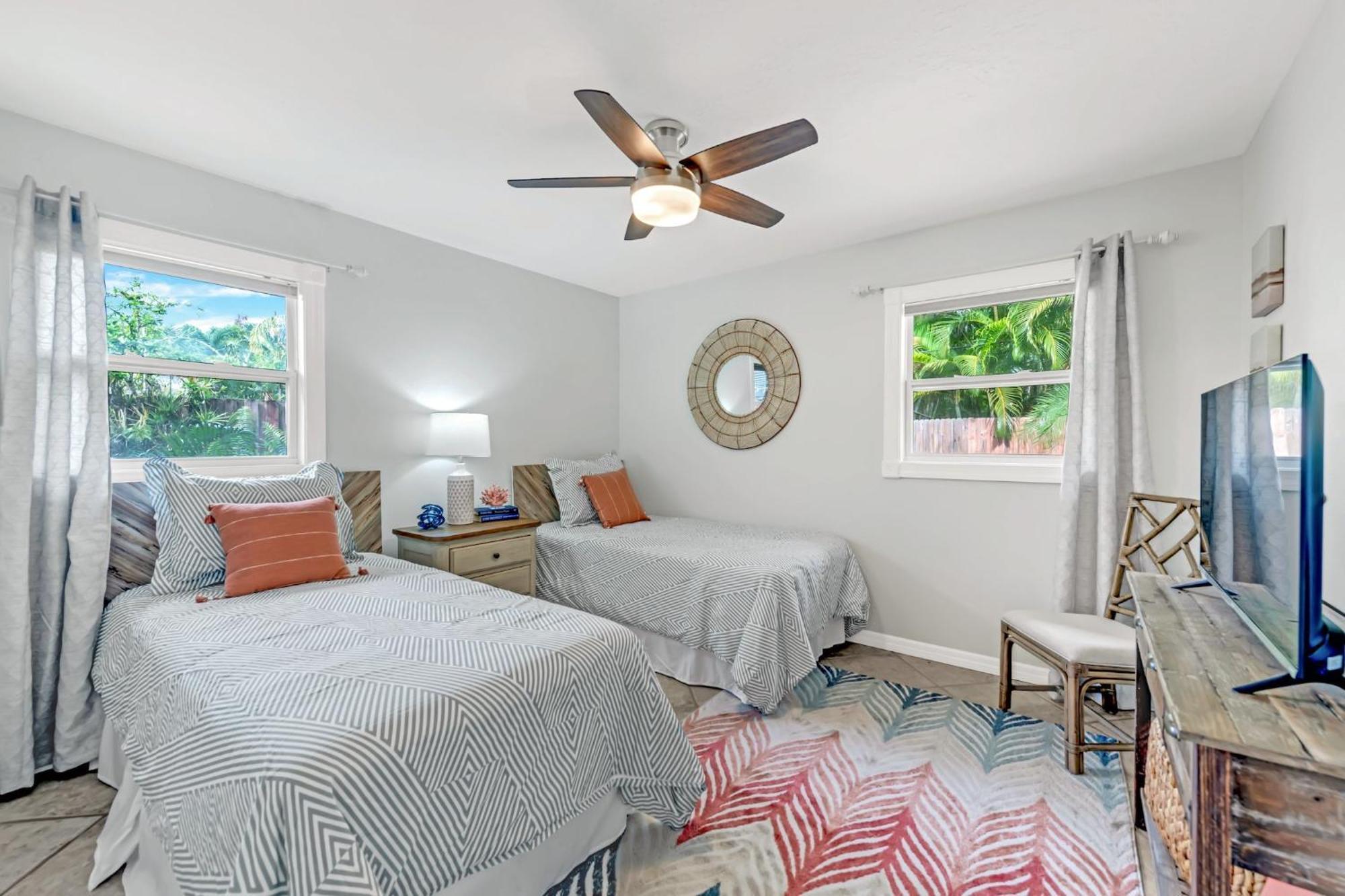 Holiday home On Turtle Time - Beautifully Updated Wheated Pool Covered Porches Gear Walk To Anna Maria