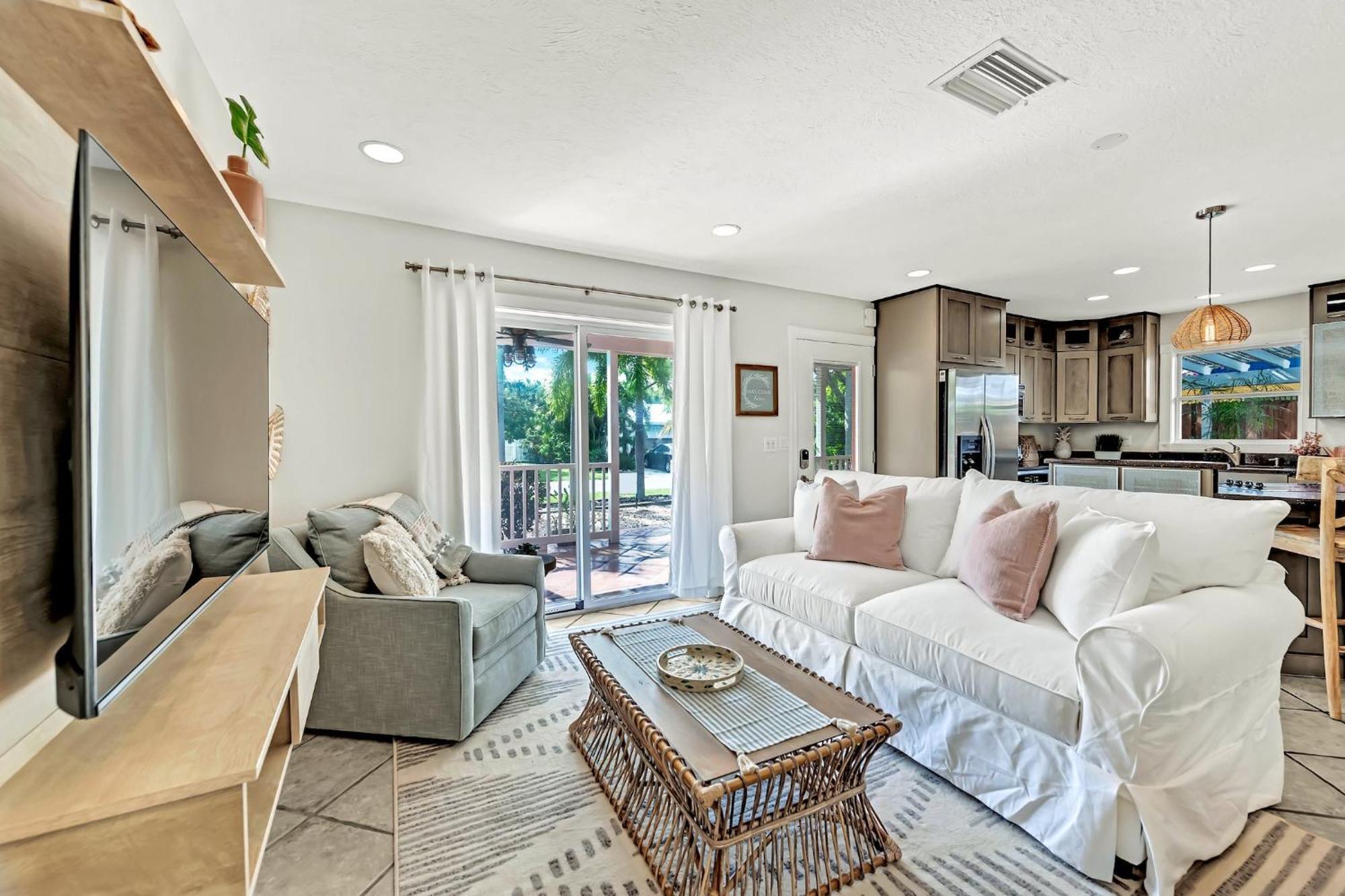 On Turtle Time - Beautifully Updated Wheated Pool Covered Porches Gear Walk To *
