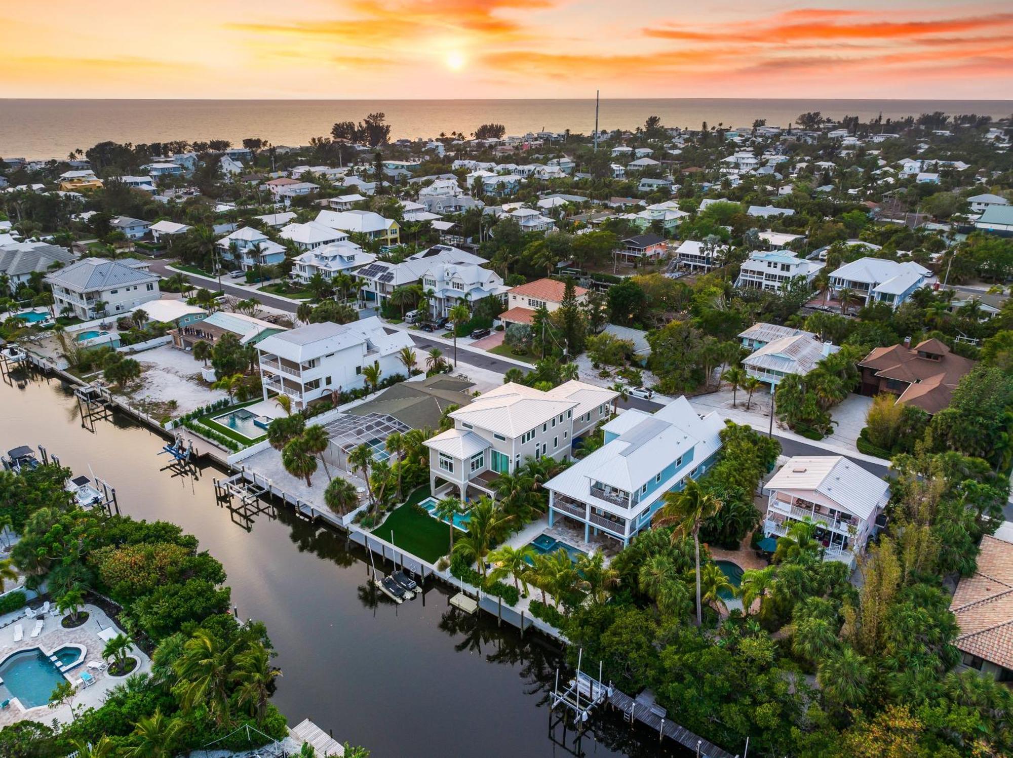 Holiday home Acqualuxe - Exquisite 2022 Lux Canal W Outdoor Oasis Pool Dock Sup Kayaks Fire Pit Anna Maria