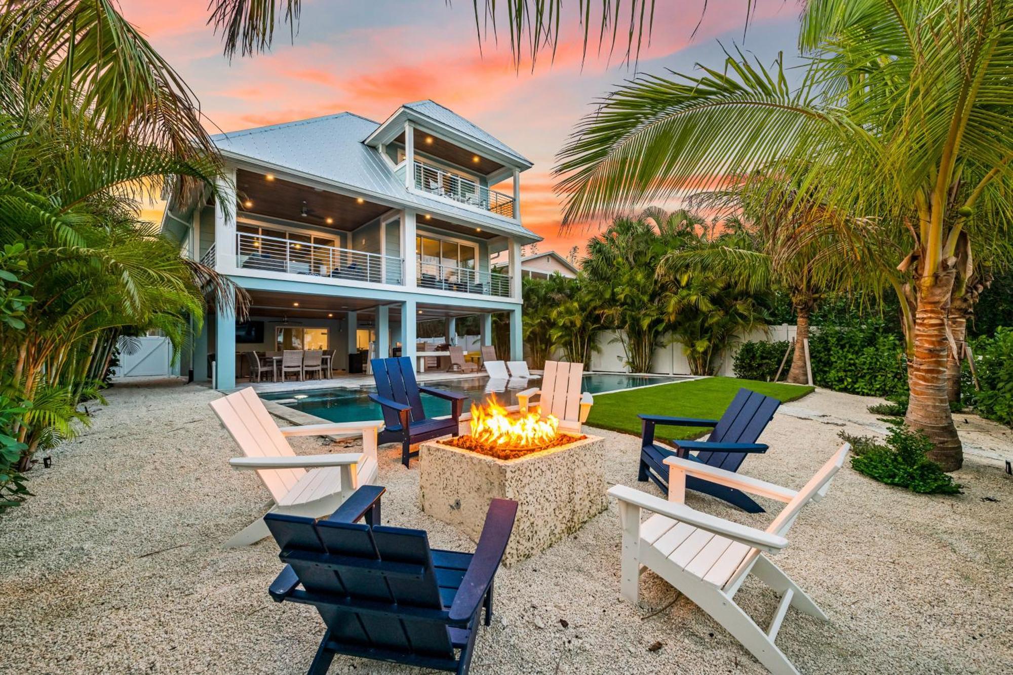Acqualuxe - Exquisite 2022 Lux Canal W Outdoor Oasis Pool Dock Sup Kayaks Fire Pit *