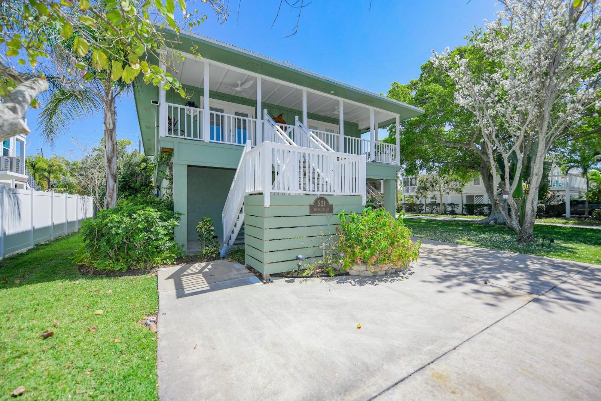 Decked Out - Stunning Huge Sunny Style Heated Pool Walk To Pine Ave Holiday home *