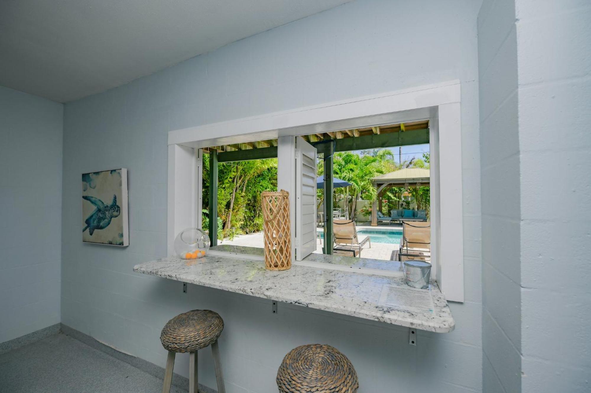 Decked Out - Stunning Huge Sunny Style Heated Pool Walk To Pine Ave Holiday home *