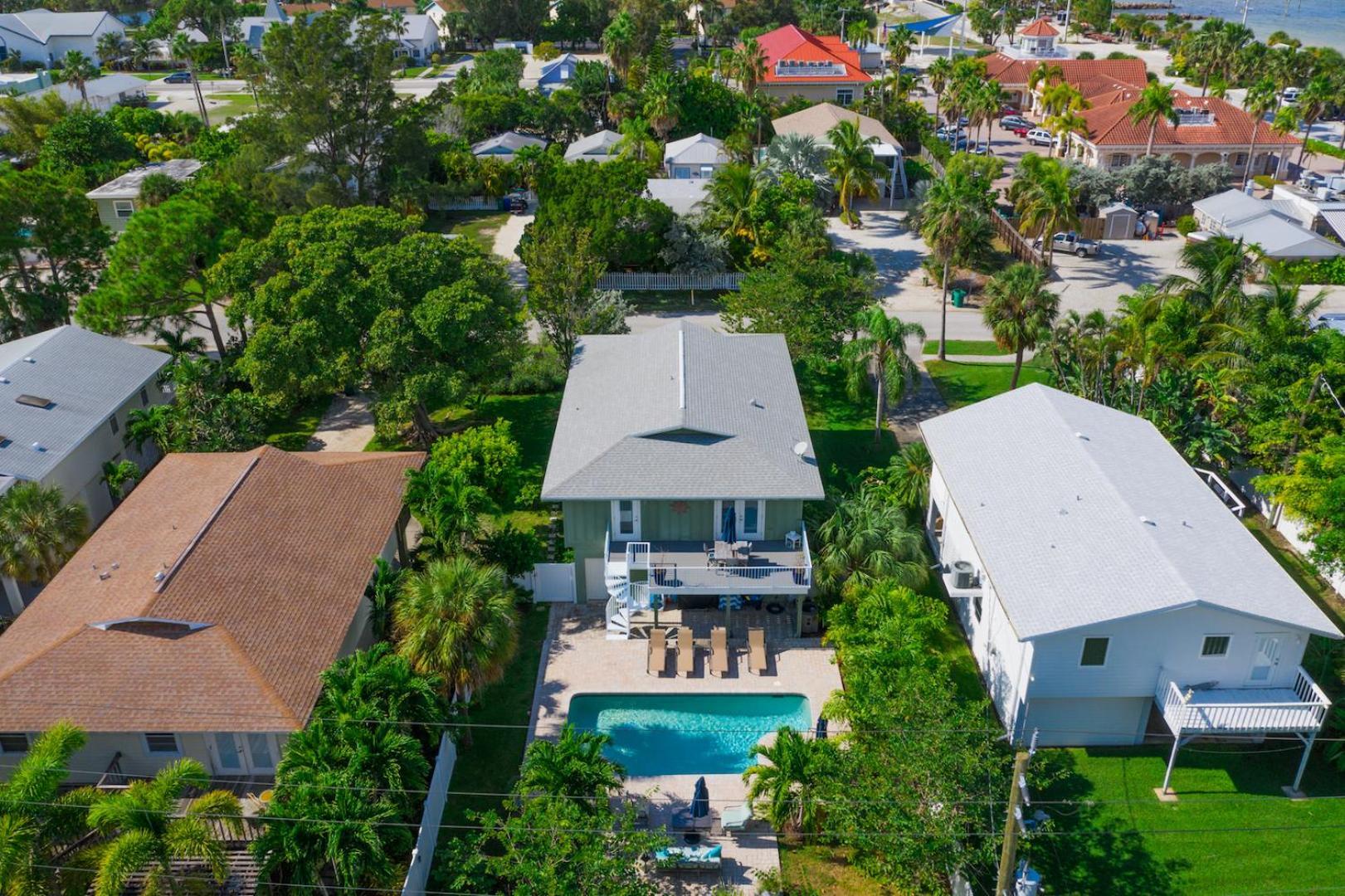 Decked Out - Stunning Huge Sunny Style Heated Pool Walk To Pine Ave *