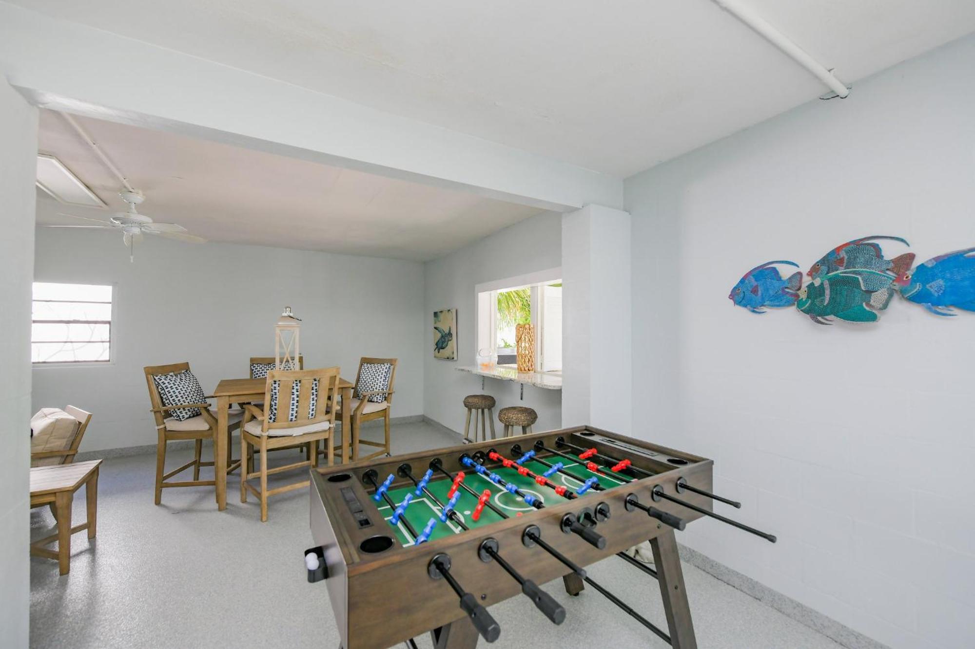 Decked Out - Stunning Huge Sunny Style Heated Pool Walk To Pine Ave Holiday home *