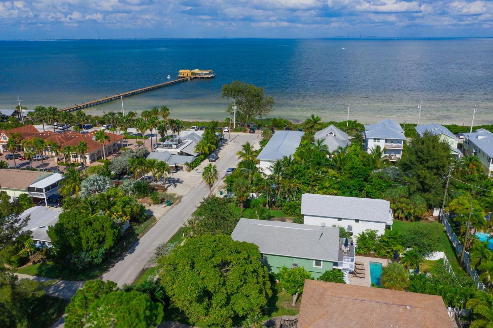 Holiday home Decked Out - Stunning Huge Sunny Style Heated Pool Walk To Pine Ave Anna Maria