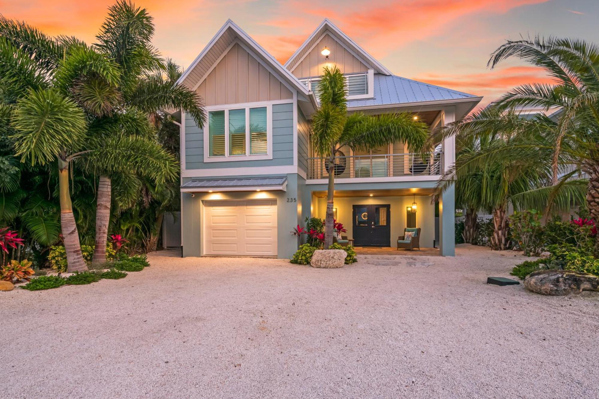 Holiday home Acqualuxe - Exquisite 2022 Lux Canal W Outdoor Oasis Pool Dock Sup Kayaks Fire Pit