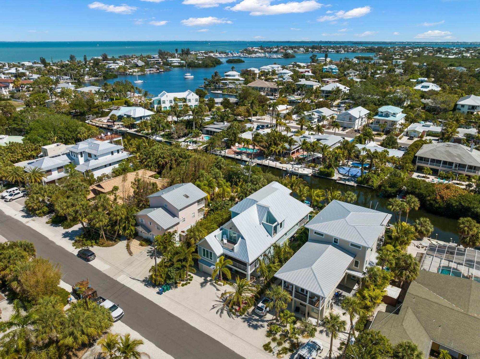 Holiday home Acqualuxe - Exquisite 2022 Lux Canal W Outdoor Oasis Pool Dock Sup Kayaks Fire Pit