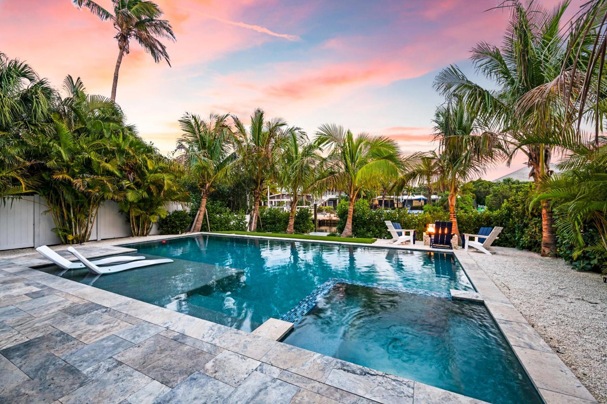 Acqualuxe - Exquisite 2022 Lux Canal W Outdoor Oasis Pool Dock Sup Kayaks Fire Pit