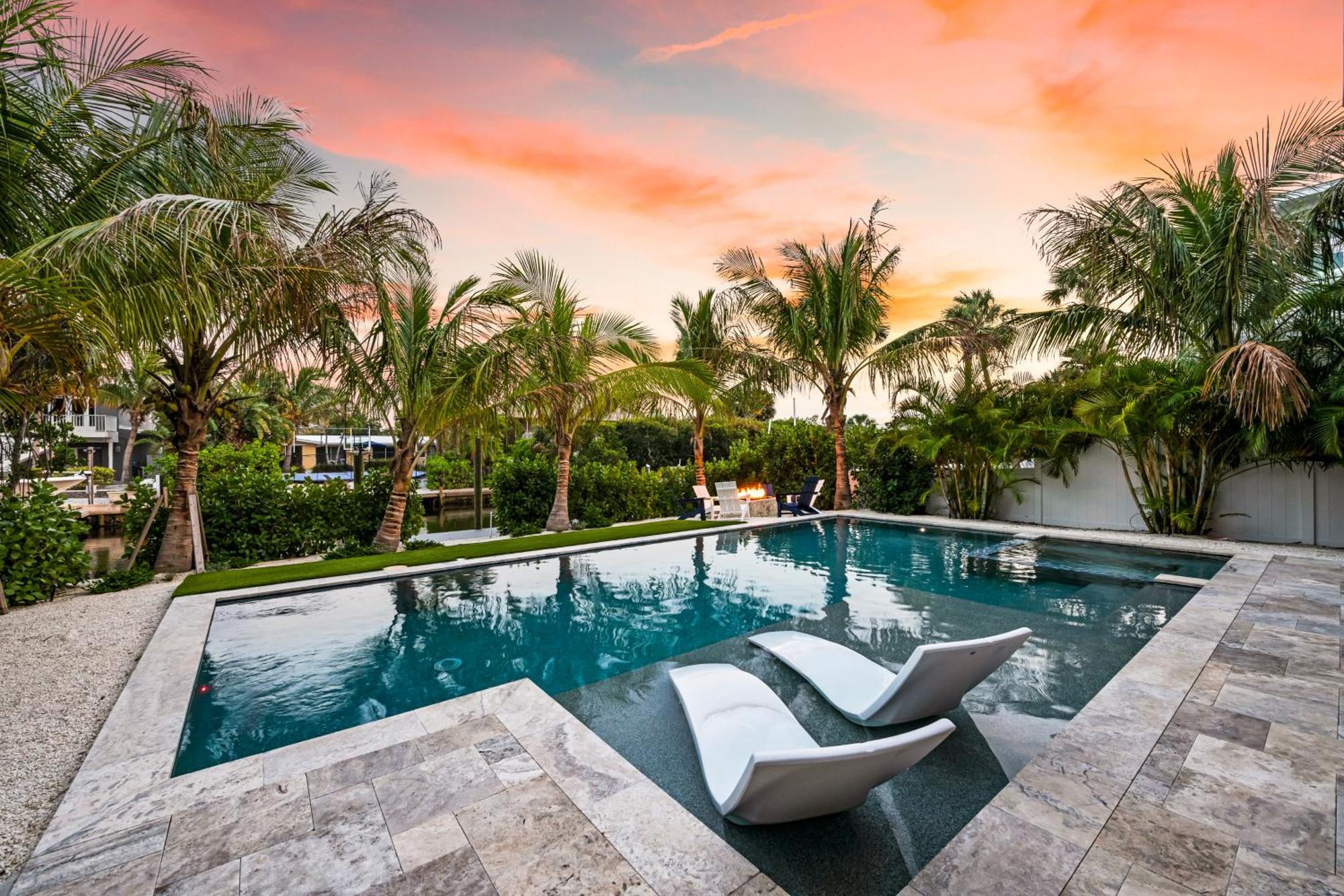 Holiday home Acqualuxe - Exquisite 2022 Lux Canal W Outdoor Oasis Pool Dock Sup Kayaks Fire Pit *
