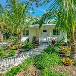 Casa Posada - So Close You Can Hear The Waves Historic Beach Cottage W Beach Gear