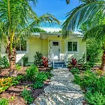 Casa Posada - So Close You Can Hear The Waves Historic Beach Cottage W Beach Gear