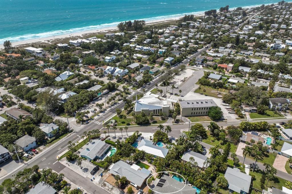 Holiday home On Turtle Time - Beautifully Updated Wheated Pool Covered Porches Gear Walk To *