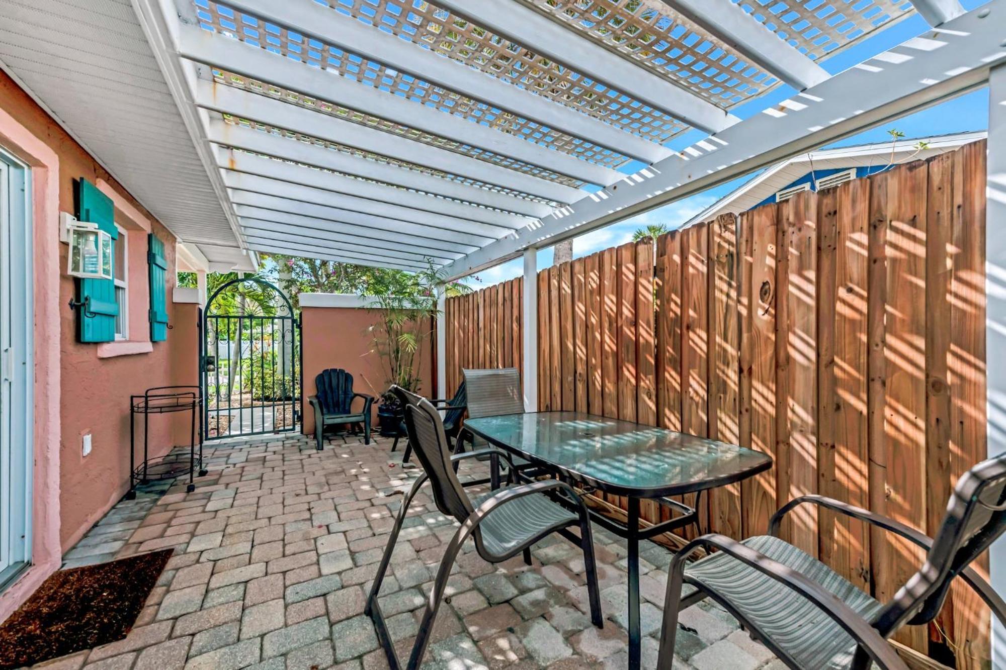 On Turtle Time - Beautifully Updated Wheated Pool Covered Porches Gear Walk To