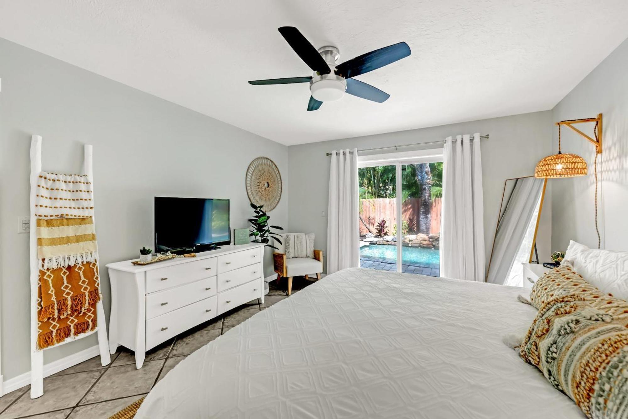 On Turtle Time - Beautifully Updated Wheated Pool Covered Porches Gear Walk To