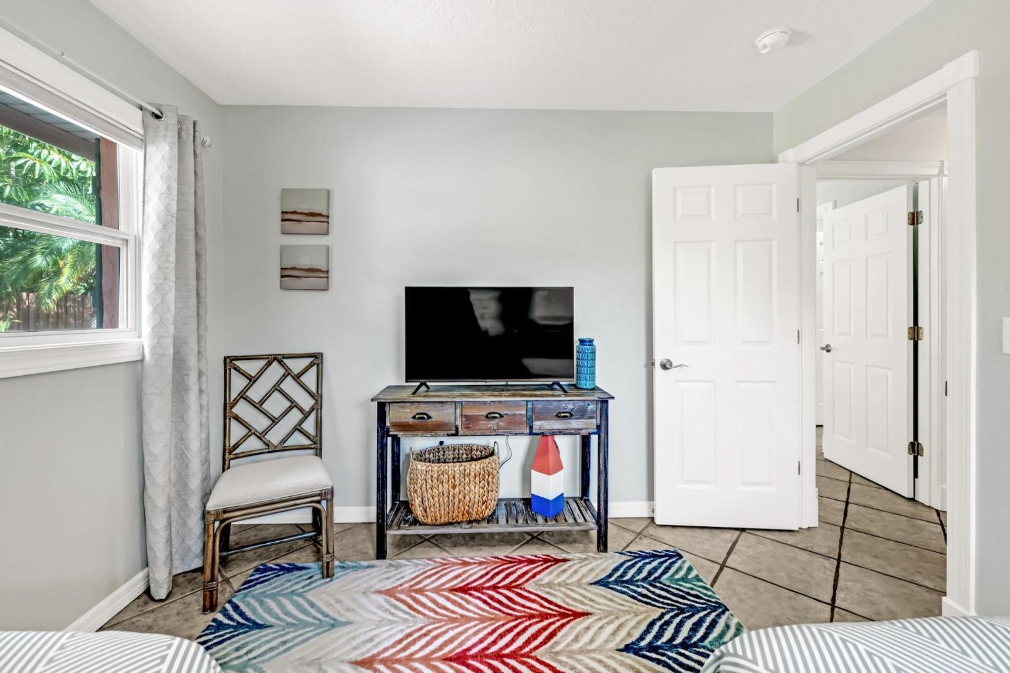 Holiday home On Turtle Time - Beautifully Updated Wheated Pool Covered Porches Gear Walk To
